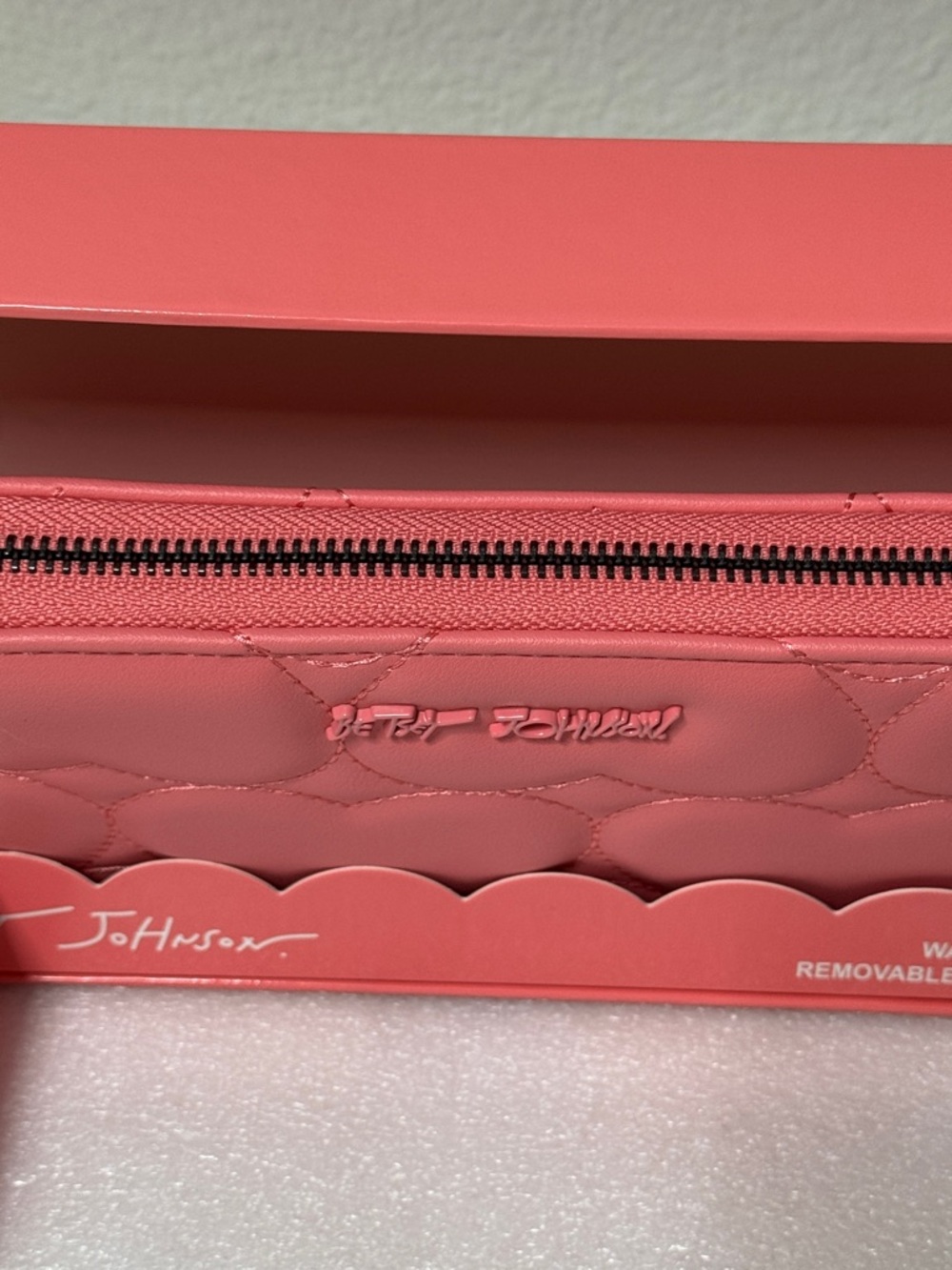 🔥✨ Betsey Johnson Hot Pink Quilted Heart Wristlet Wallet❤️ - Picture 5 of 9